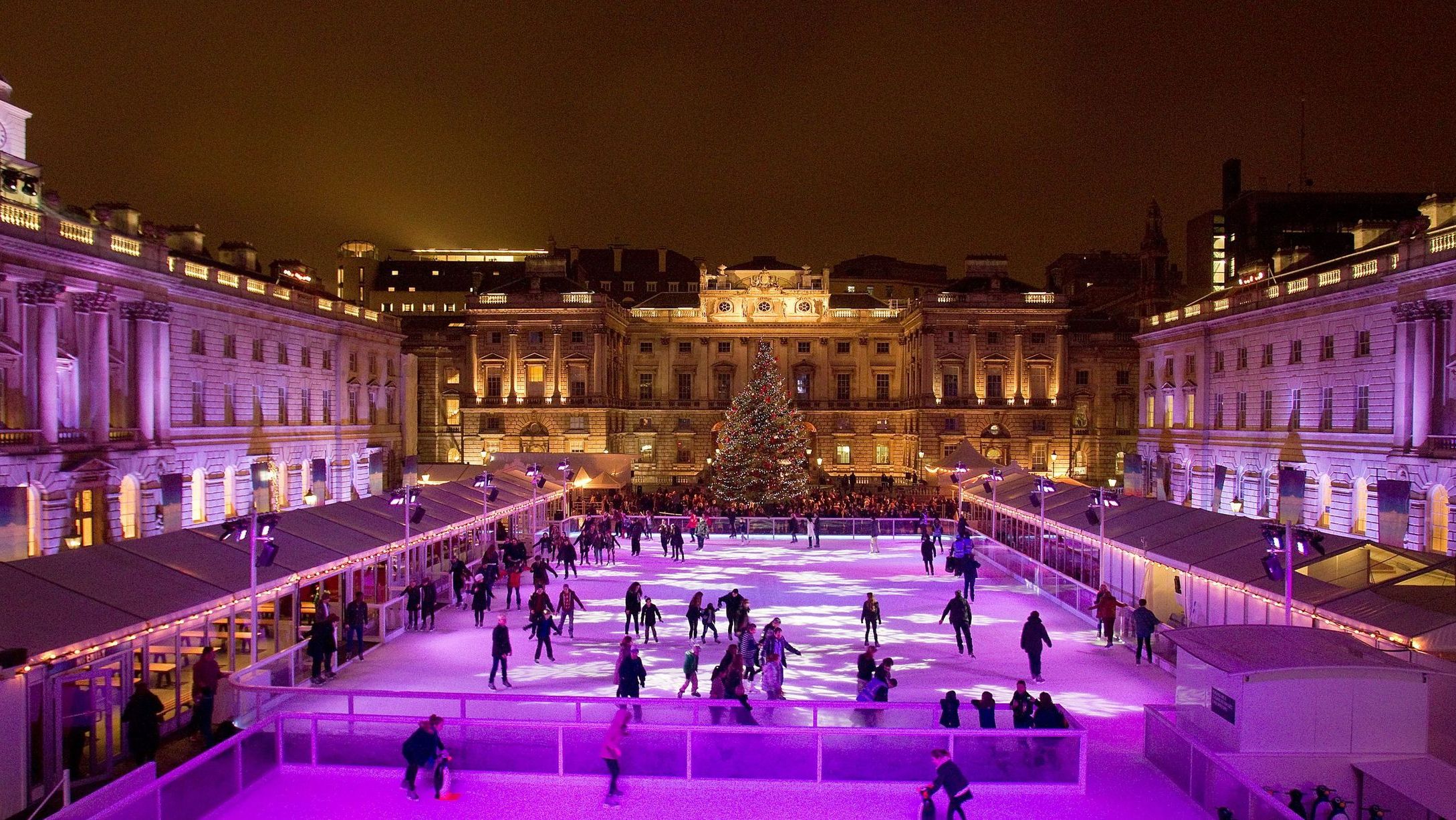 Каток в европейском. Каток в Сомерсет-Хаус, Лондон, Великобритания. Somerset House Ice Rink. Каток Сомерсет Хаус в Лондоне на Рождество. Катки в Европе.