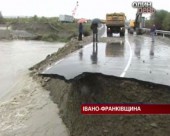 На Івано-Франківщині через зливи упав автомобільний міст