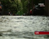 Центр Києва впродовж кількох годин заливало водою