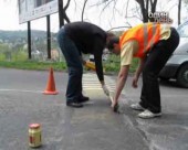 У Львові водії власноруч фарбують лежачих поліцейських